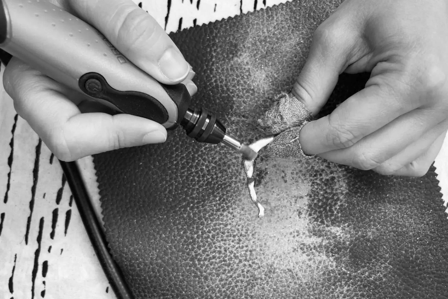 Couverture mettant en avant la fabrication artisanale française des bijoux Synonys en argent.
