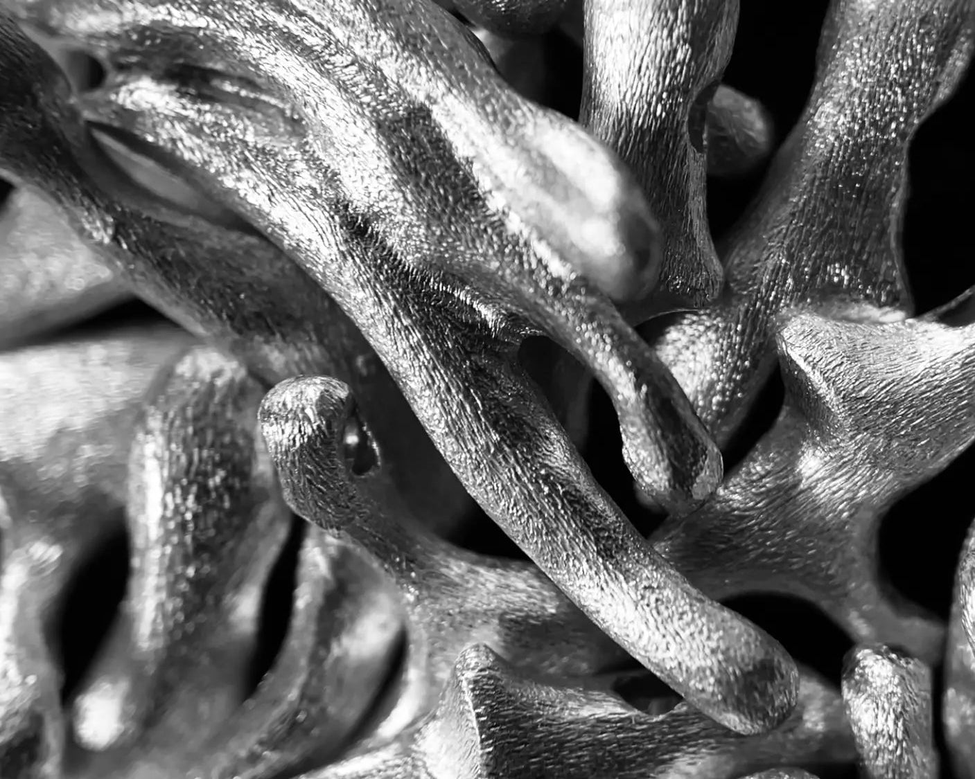 Vue d'éléments de bijoux en argent brut ou en cours de fabrication dans l'atelier Synonys.