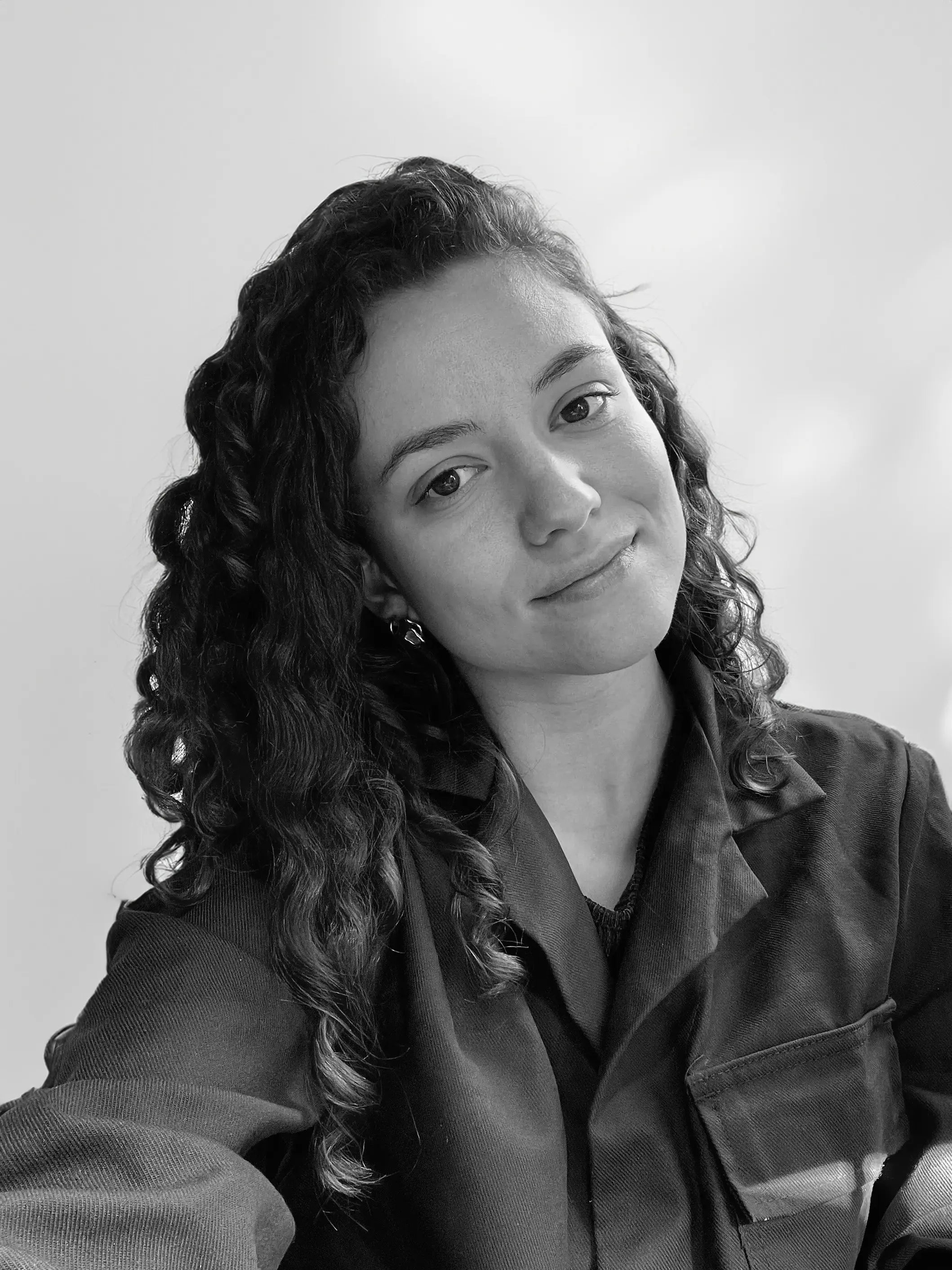 Portrait d'Ema, la fondatrice/artisane de Synonys. Photo pour la page À Propos.