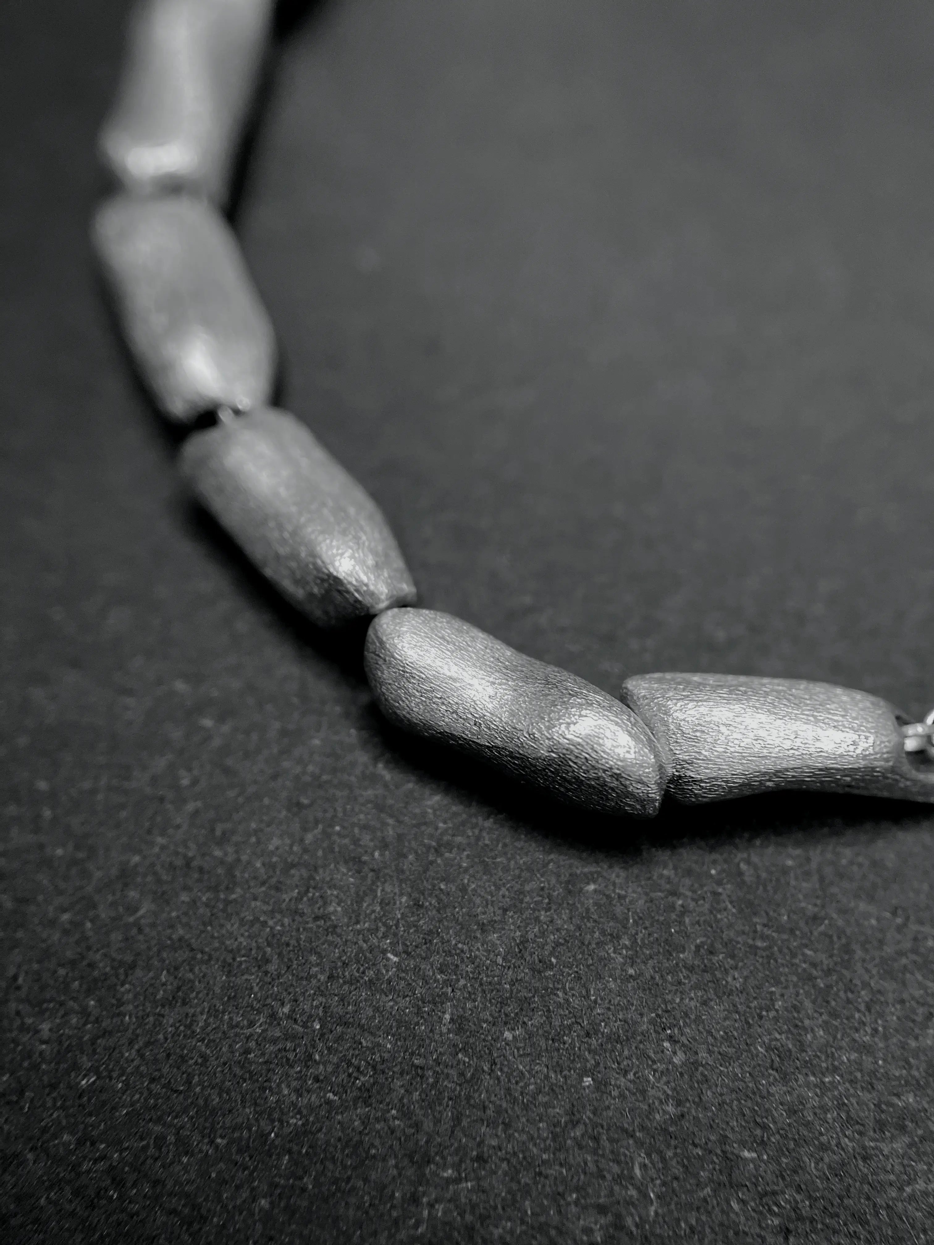 Macro du bracelet Fracta, montrant la texture fait main de l'argent.