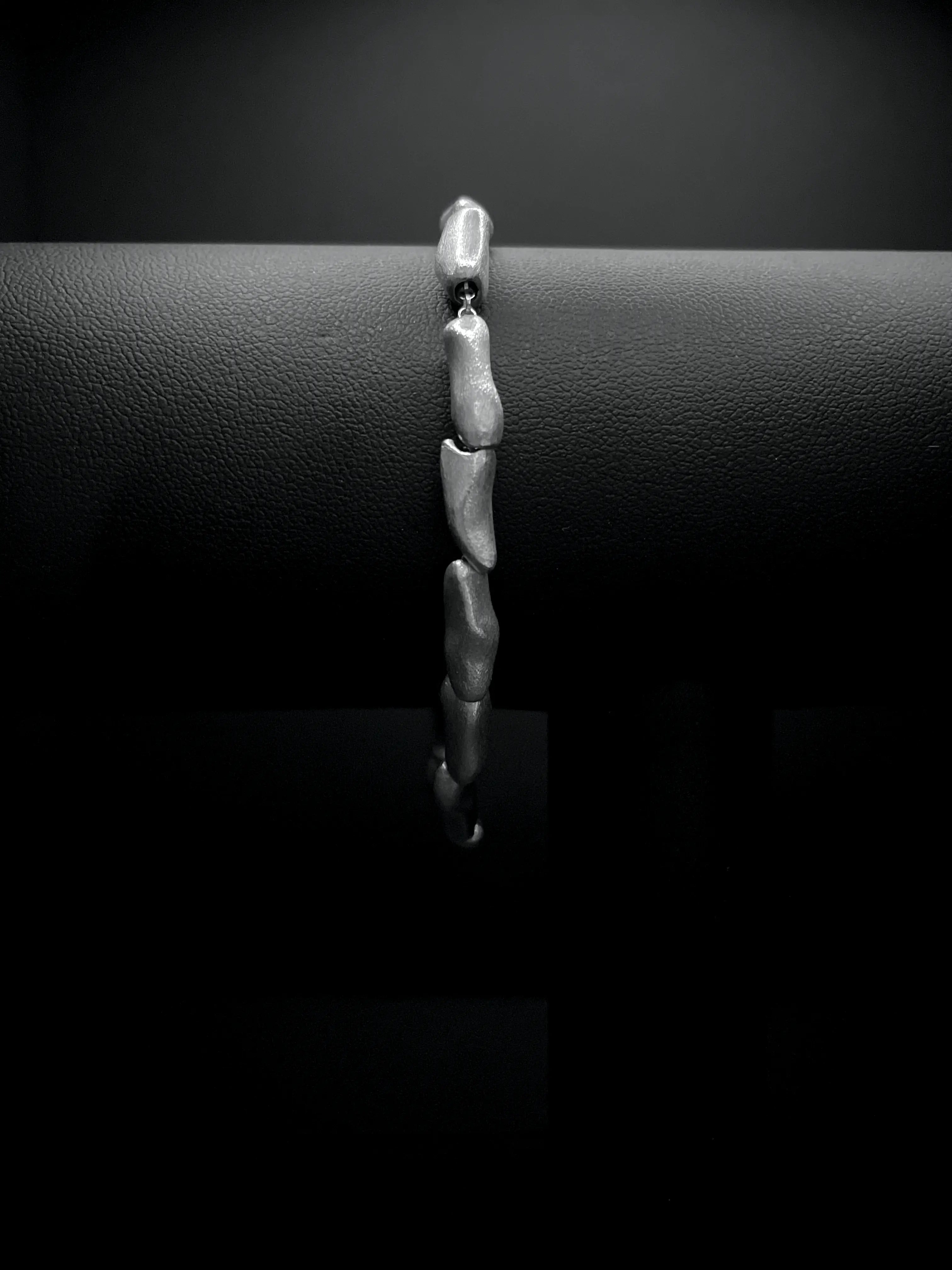 Vue produit du bracelet Fracta en argent 925 sur fond noir.