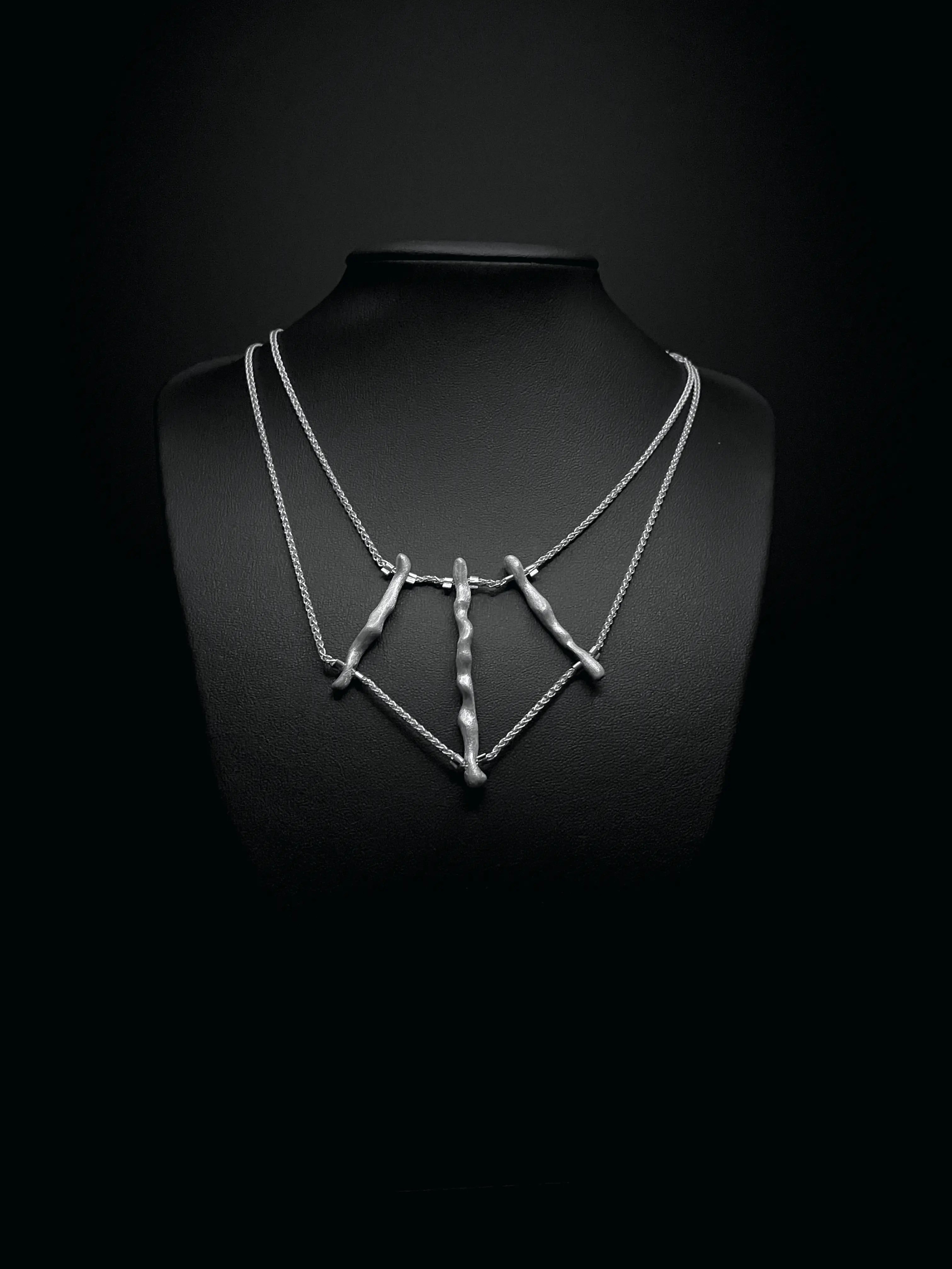 Vue produit du collier de dos Osso en argent 925 sur buste noir. Collection Corail Synonys.