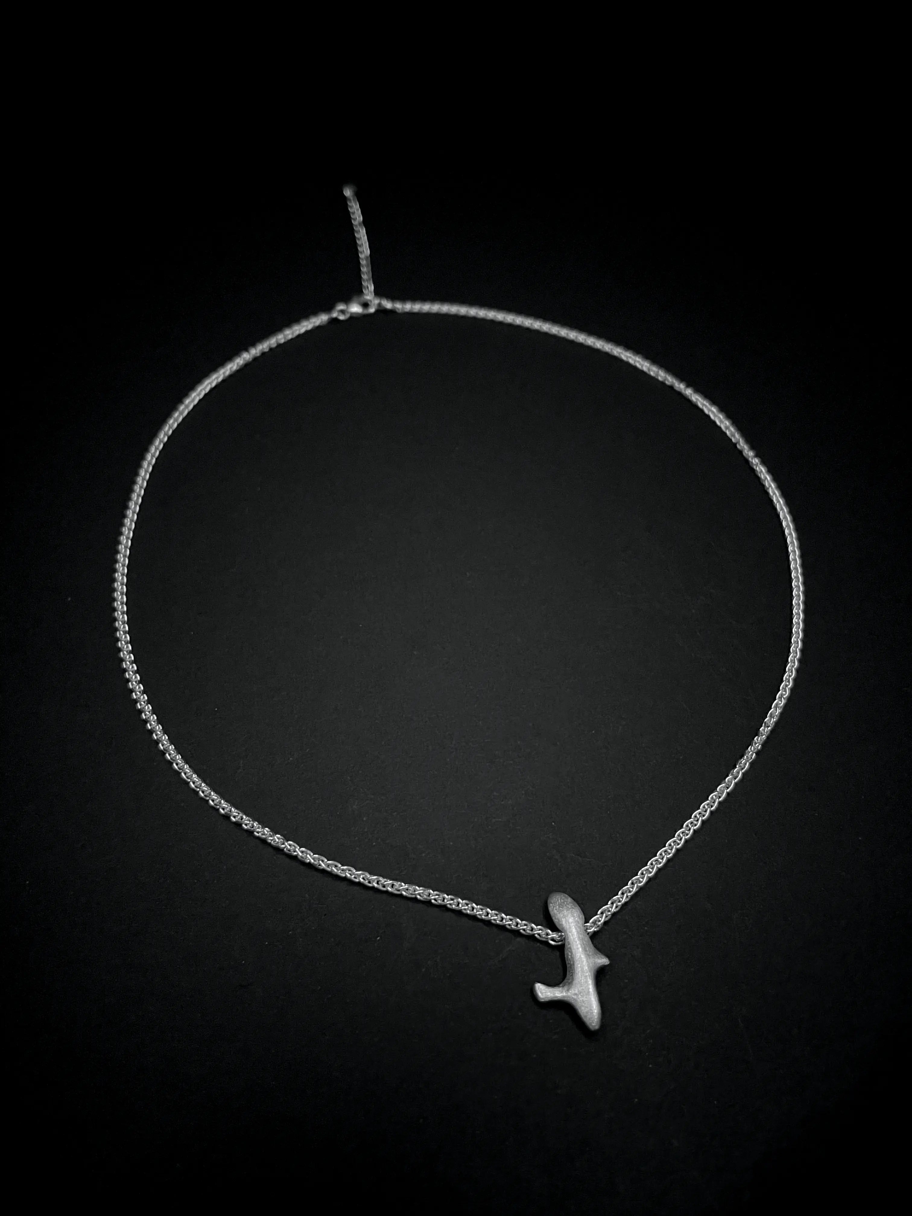 Vue de face du collier Skel Synonys en argent 925, avec pendentif et perles d'argent.