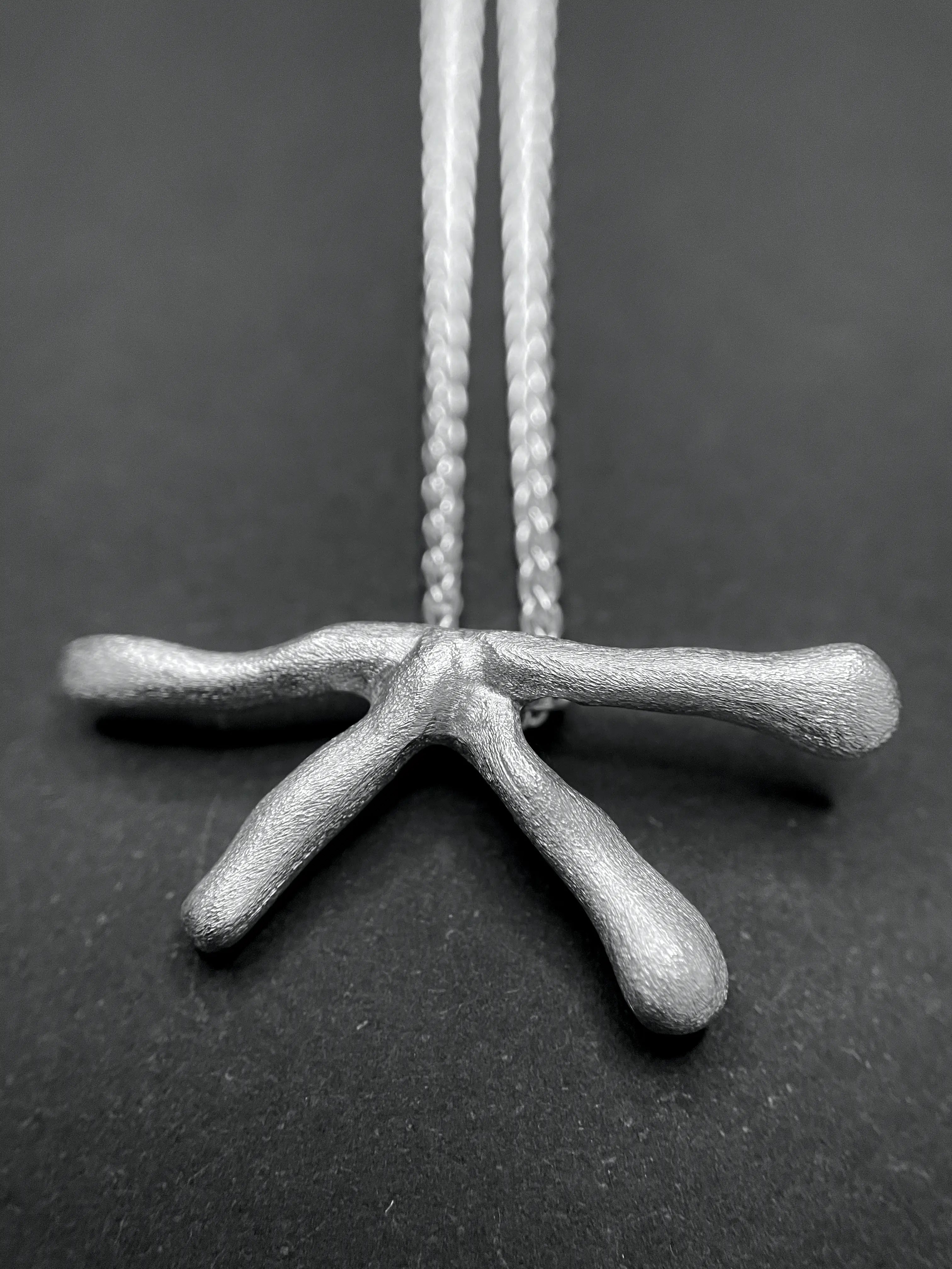 Macro du pendentif Stellar en argent 925, montrant le détail des perles d'argent.