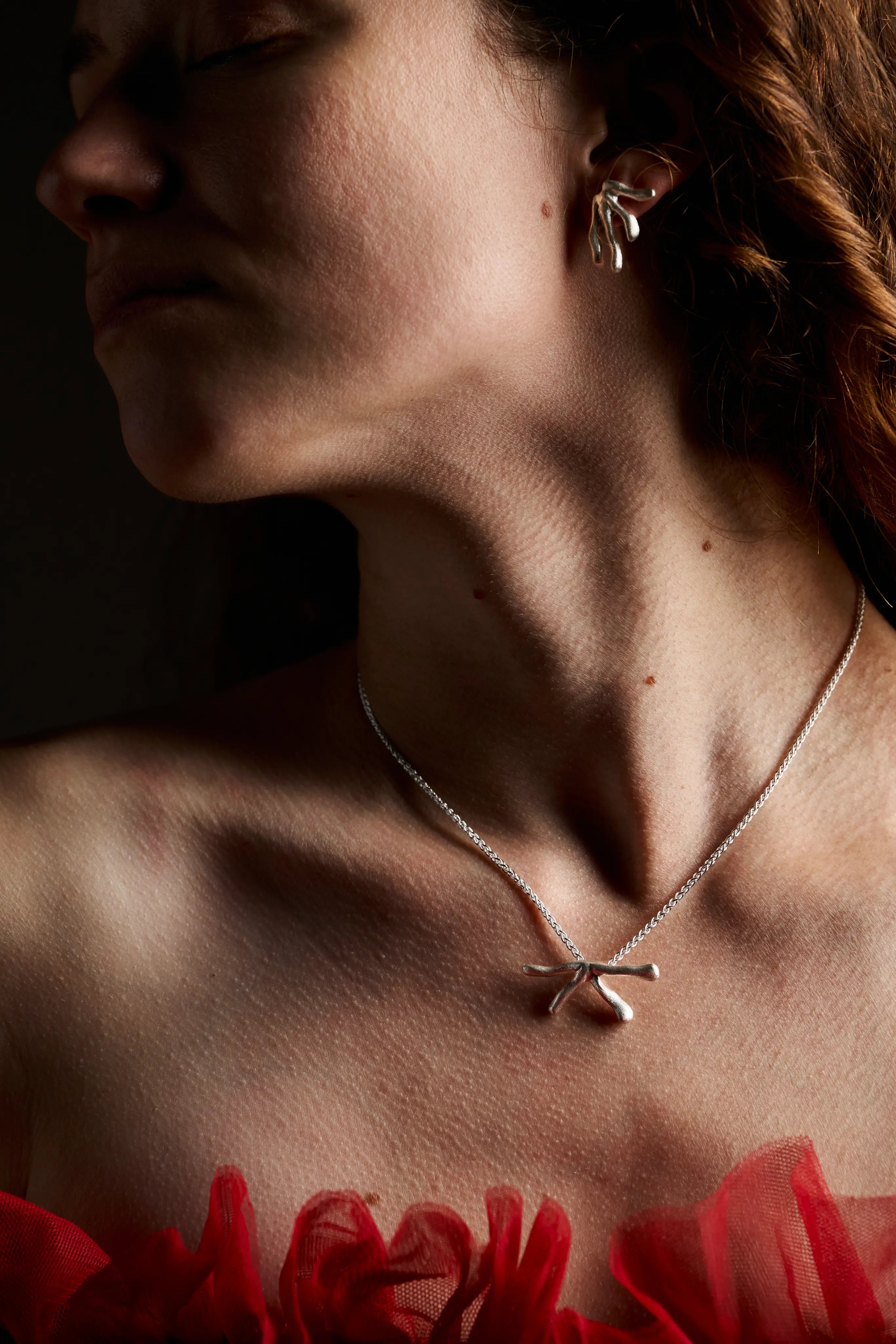 Gros plan du collier Stellar en argent porté. Accent sur l'éclat de l'argent 925.