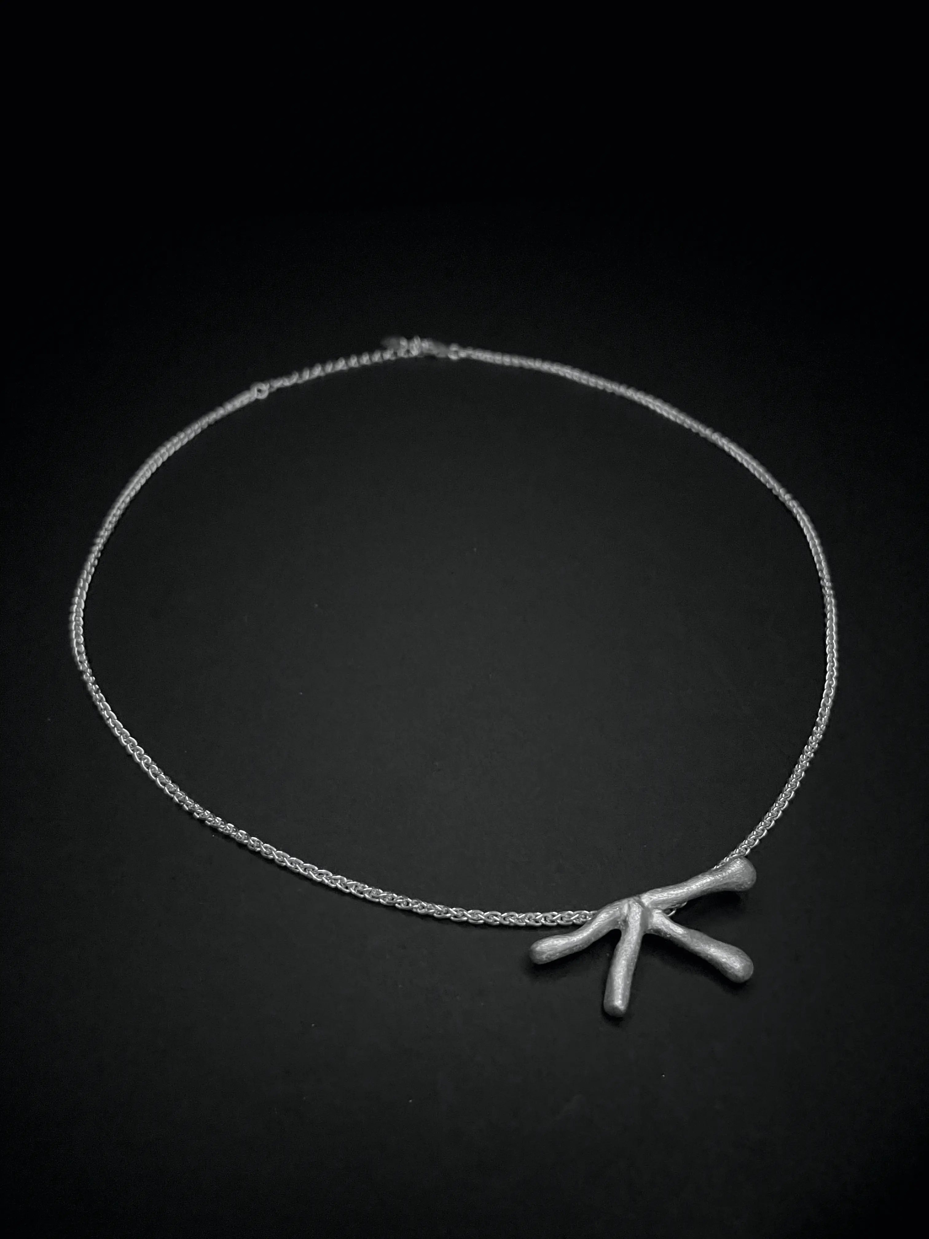 Collier Stellar en argent présenté en forme de cercle. Bijou artisanal de la collection Corail.