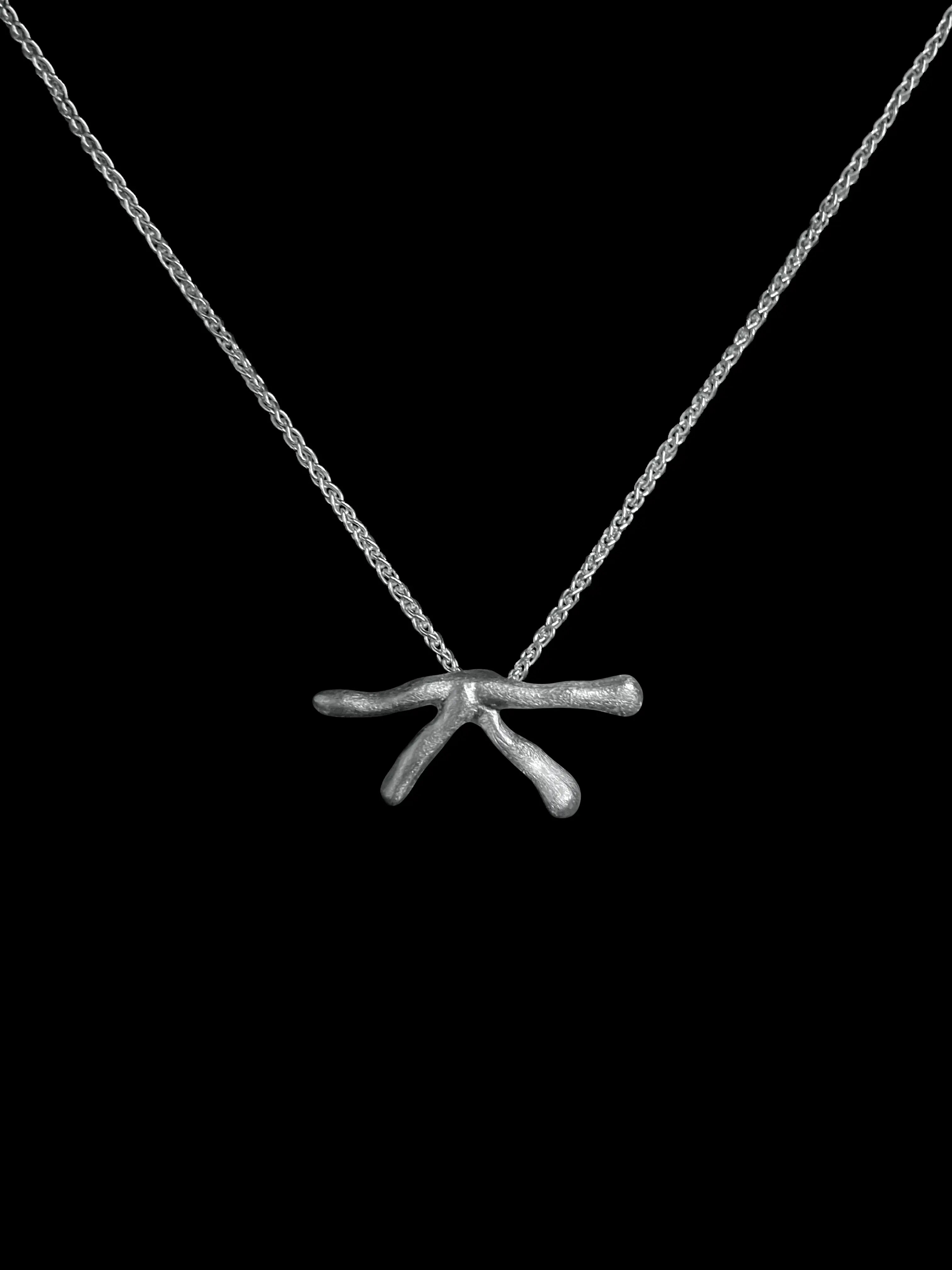 Vue produit du collier Stellar Synonys en argent 925 sur fond noir. Design minimaliste et épuré.